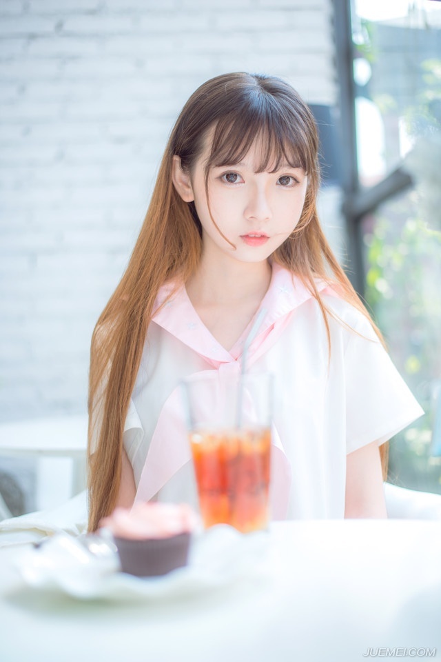 我早就想通了，人们埋怨一成不变，但也埋怨居无定所，人们其实都无所谓，只是要给日子找点岔子而已，似乎只有违背现在的生活，才真正懂得了生活，生活就是一个婊子一个戏子一个你能想到的—切，你所有的比喻就往里面扔吧，你总是对的。因为生活太强大了，最强者总是懒得跟你反驳，甚至任你修饰，然后悄悄地把锅盖盖住。——韩寒《我想和这个世界谈谈》